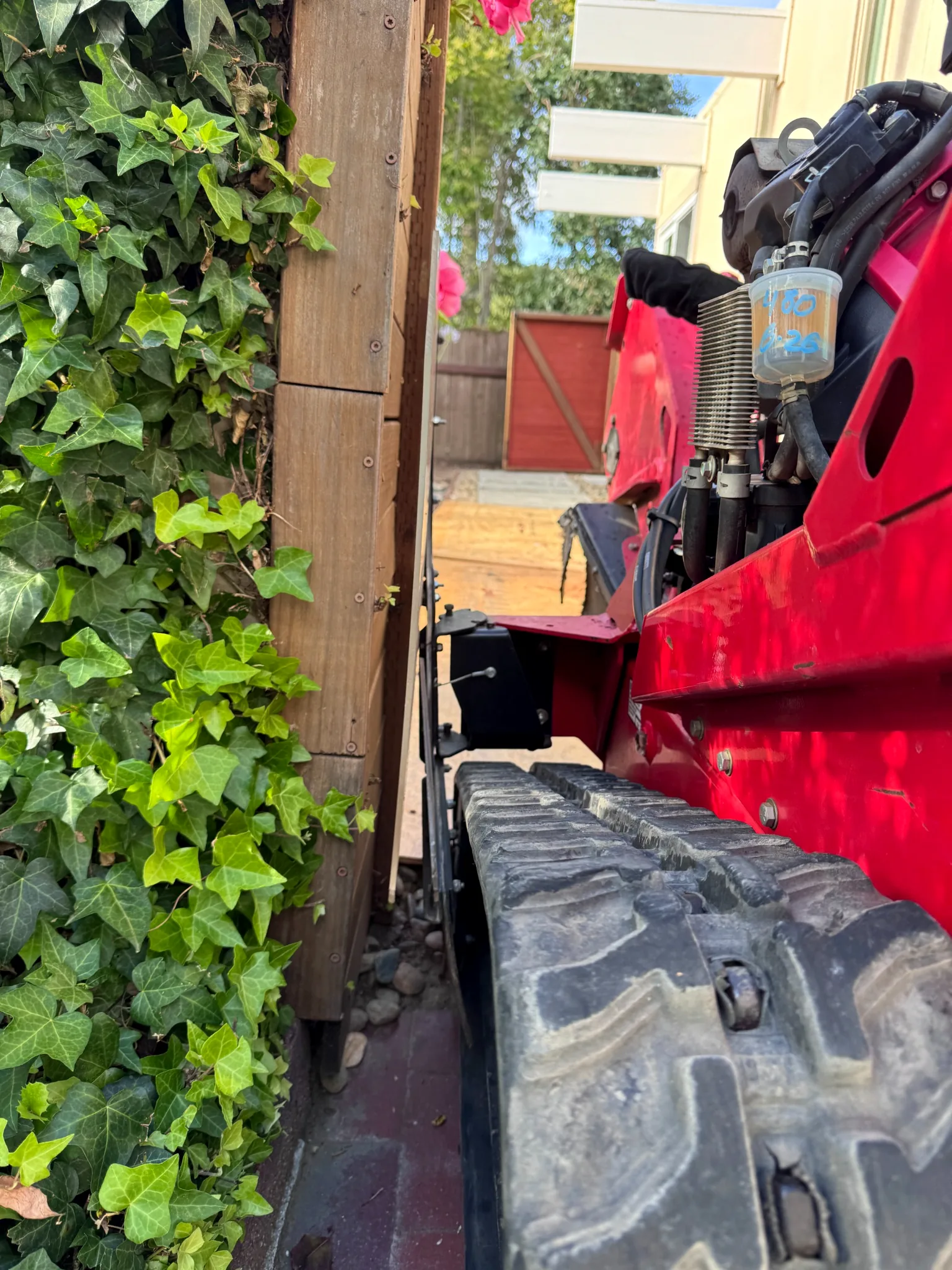 Stump grinder passing through a narrow access route